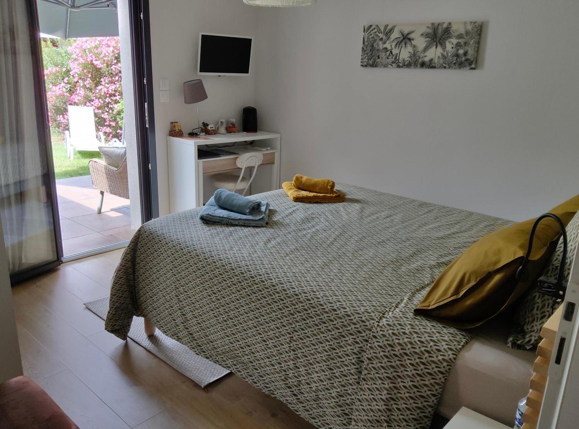 Du Cote De Chez Paule, Chambre Avec Entree Independante Et Salle D'Eau Privative Séméac Zewnętrze zdjęcie